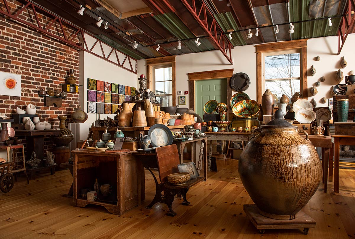 InTandemGallery-display-with-large-pot-on-right