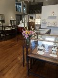 Mora-Interior-with-flowers
