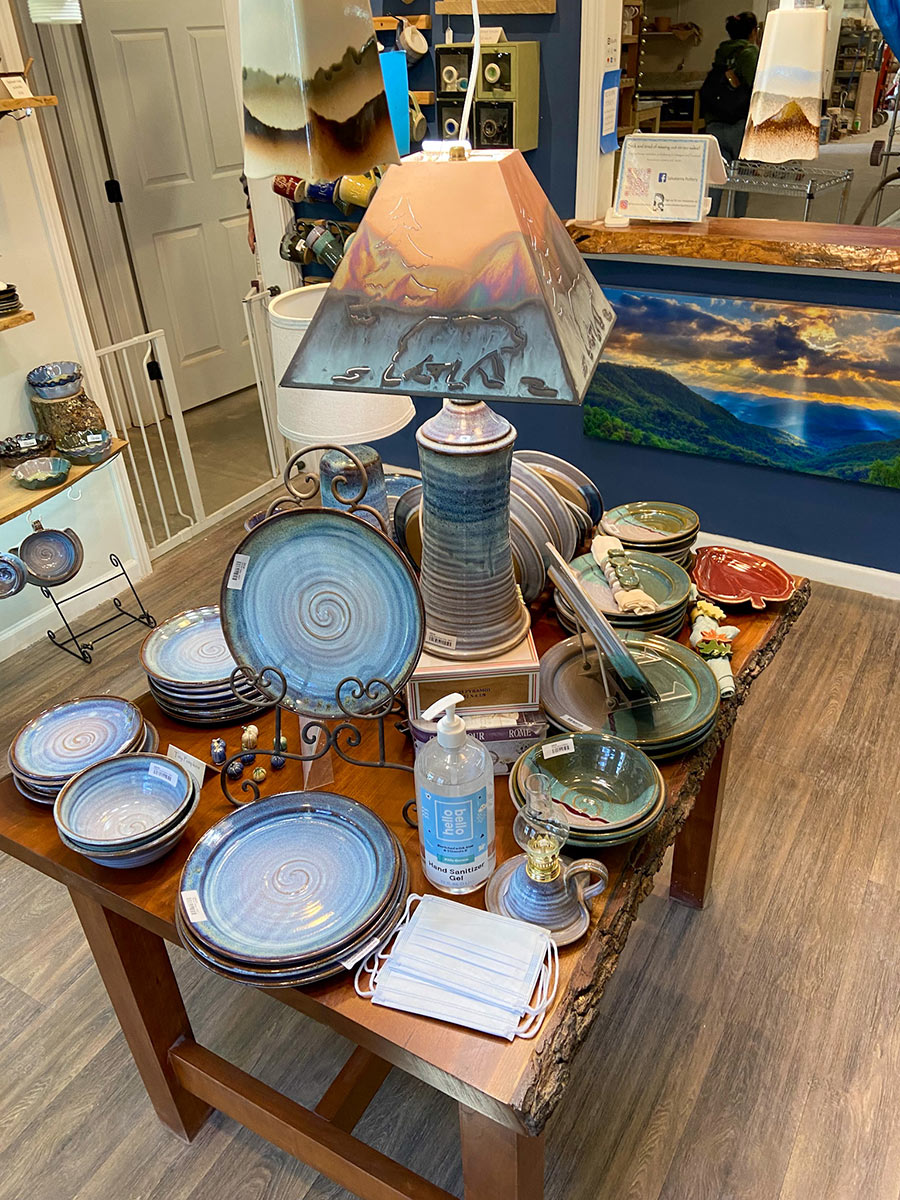 SalvaterraPottery-display-with-lamp