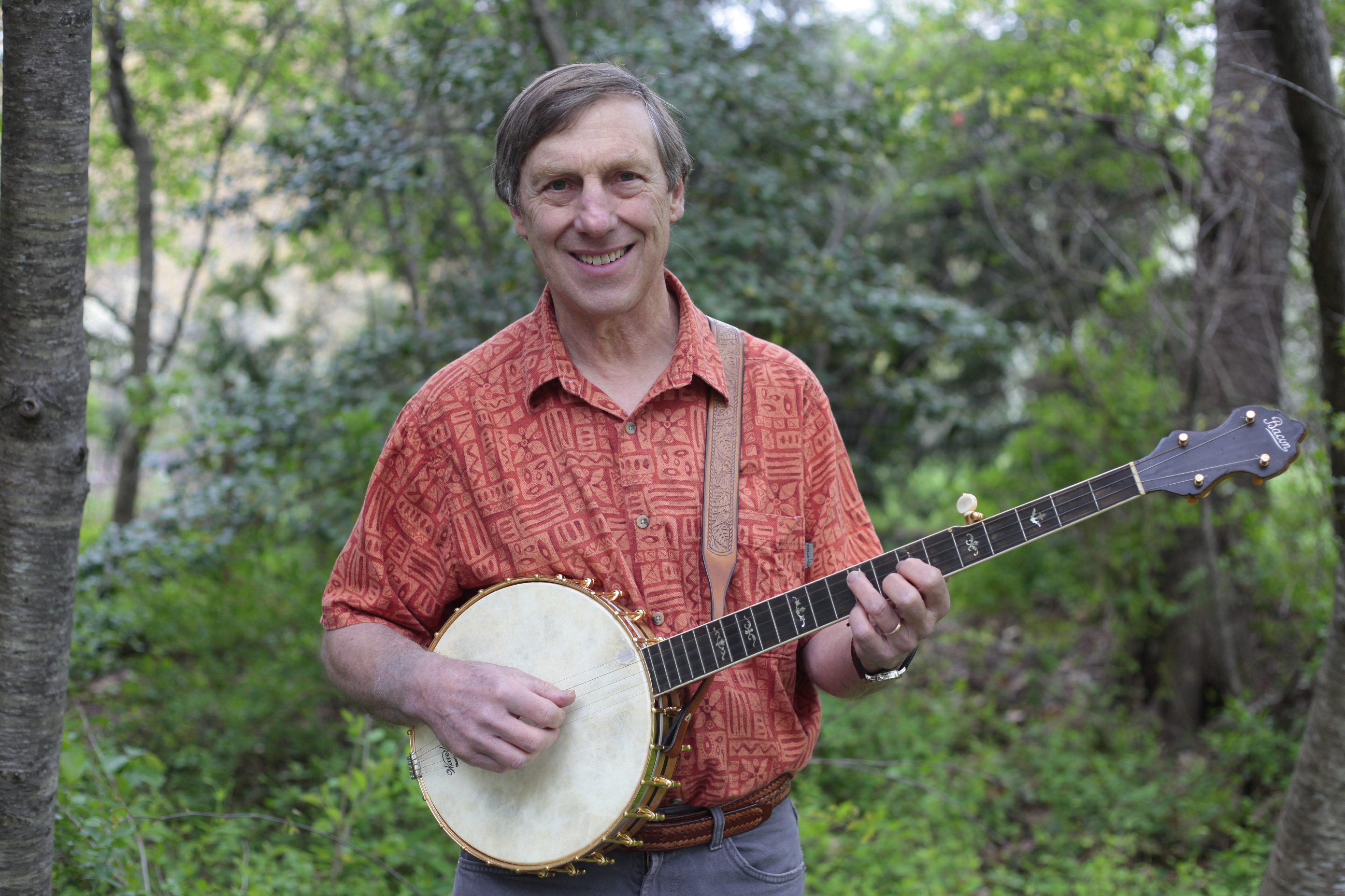 Wayne with banjo by Valerie Sauers